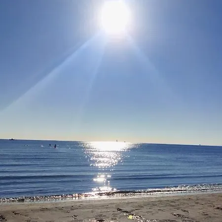 3 Bedroom Old Town 5 Minute Walk To Finnikoudes Apartament *