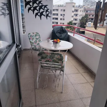 3 Bedroom Old Town 5 Minute Walk To Finnikoudes