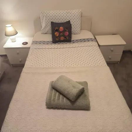 3 Bedroom Old Town 5 Minute Walk To Finnikoudes Apartament *