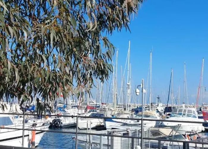 3 Bedroom Old Town 5 Minute Walk To Finnikoudes Lejlighed *