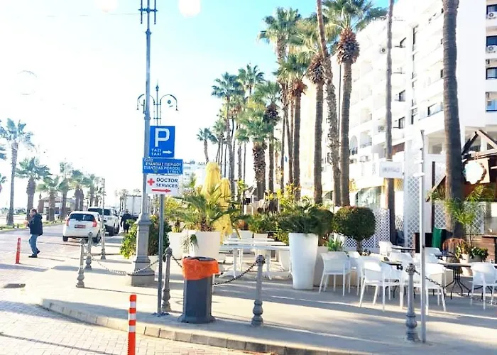 3 Bedroom Old Town 5 Minute Walk To Finnikoudes