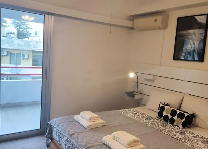 3 Bedroom Old Town 5 Minute Walk To Finnikoudes Lejlighed *