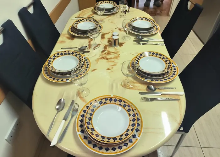 3 Bedroom Old Town 5 Minute Walk To Finnikoudes Lejlighed Larnaca