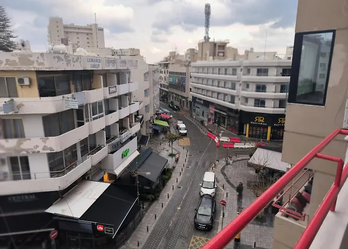 3 Bedroom Old Town 5 Minute Walk To Finnikoudes