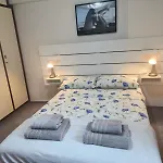 3 Bedroom Old Town 5 Minute Walk To Finnikoudes * Larnaca