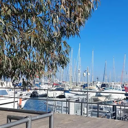 3 Bedroom Old Town 5 Minute Walk To Finnikoudes Appartamento *