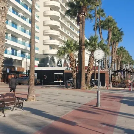 3 Bedroom Old Town 5 Minute Walk To Finnikoudes Appartamento Larnaca