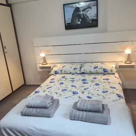 3 Bedroom Old Town 5 Minute Walk To Finnikoudes * Larnaca