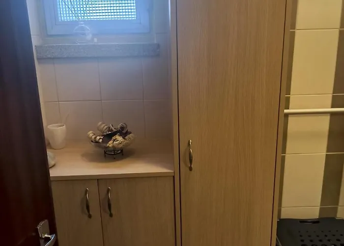 3 Bedroom Old Town 5 Minute Walk To Finnikoudes Апартаменти