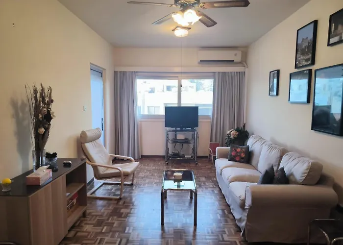 Апартаменти 3 Bedroom Old Town 5 Minute Walk To Finnikoudes Ларнака