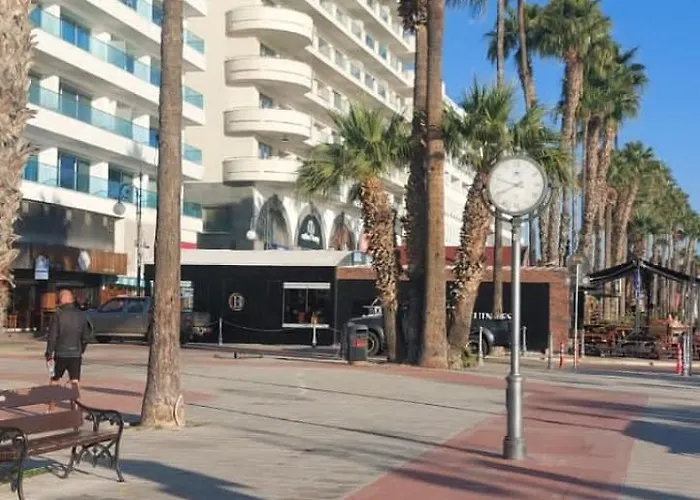 3 Bedroom Old Town 5 Minute Walk To Finnikoudes Апартаменти Ларнака