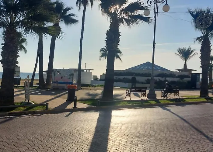 3 Bedroom Old Town 5 Minute Walk To Finnikoudes * Ларнака