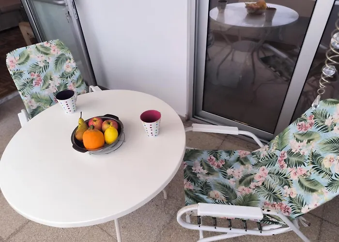 3 Bedroom Old Town 5 Minute Walk To Finnikoudes Ларнака