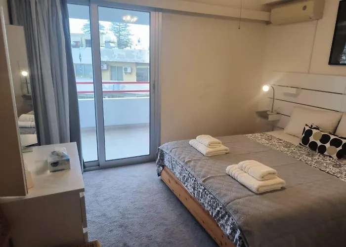 Апартаменти 3 Bedroom Old Town 5 Minute Walk To Finnikoudes Ларнака