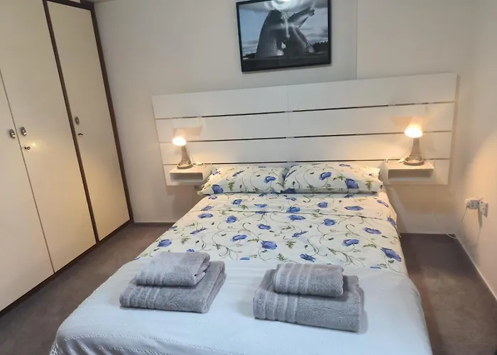 3 Bedroom Old Town 5 Minute Walk To Finnikoudes * Ларнака