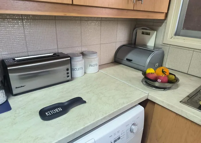 Апартаменти 3 Bedroom Old Town 5 Minute Walk To Finnikoudes