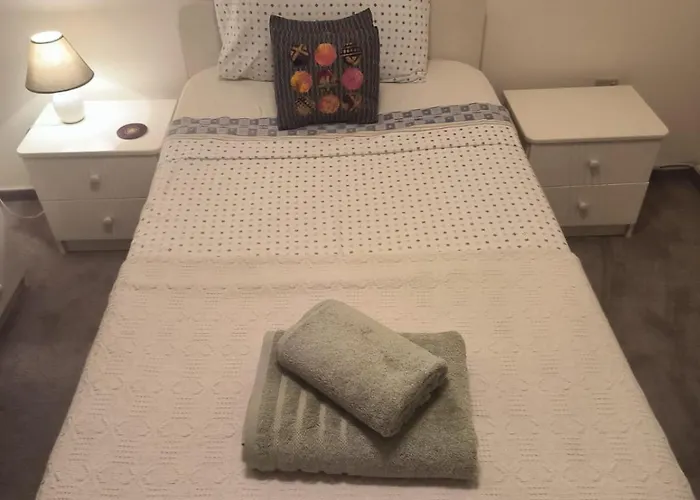 3 Bedroom Old Town 5 Minute Walk To Finnikoudes Апартаменти *