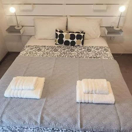 3 Bedroom Old Town 5 Minute Walk To Finnikoudes * Larnaca
