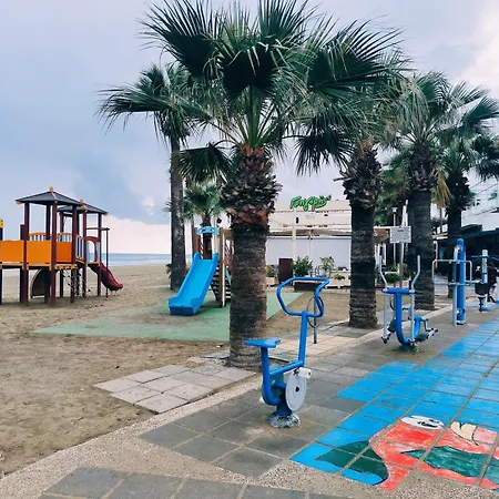 3 Bedroom Old Town 5 Minute Walk To Finnikoudes Appartamento Larnaca